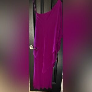 Ralph Lauren Georgette one shoulder gown size
6..
Wore it only Once!Dry cleaned